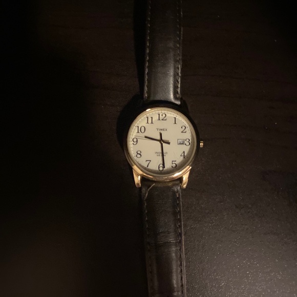 Small Mens Classic Timex Watch with Leather Strap - Picture 2 of 2